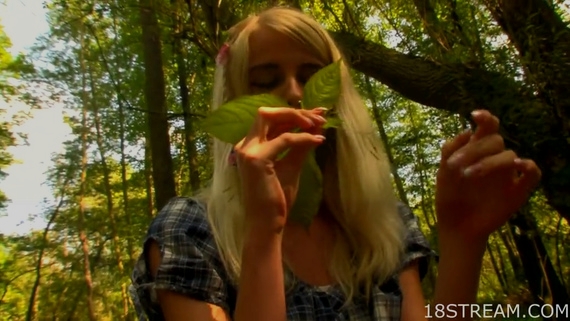 Худая блондинка мастурбирует в лесу 