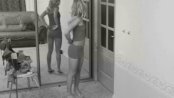 Скрытая камера сняла как голая девушка меряет одежду 