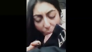Армянка делает минет член в машине и заглатывает сперму